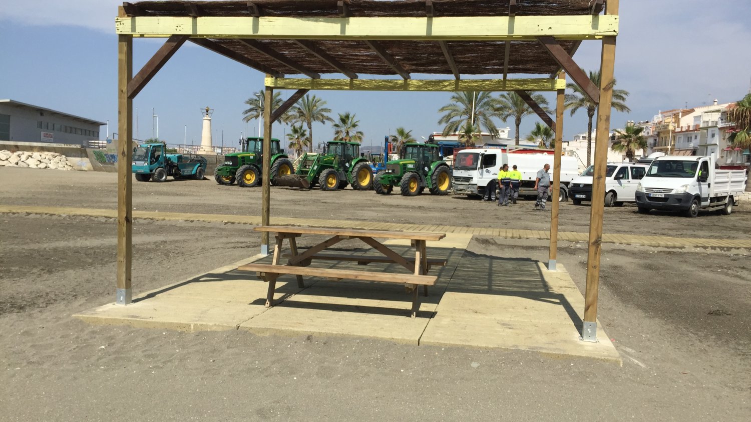 Las playas de Caleta ya están equipadas para la temporada estival