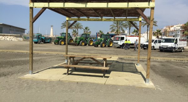 Las playas de Caleta ya están equipadas para la temporada estival