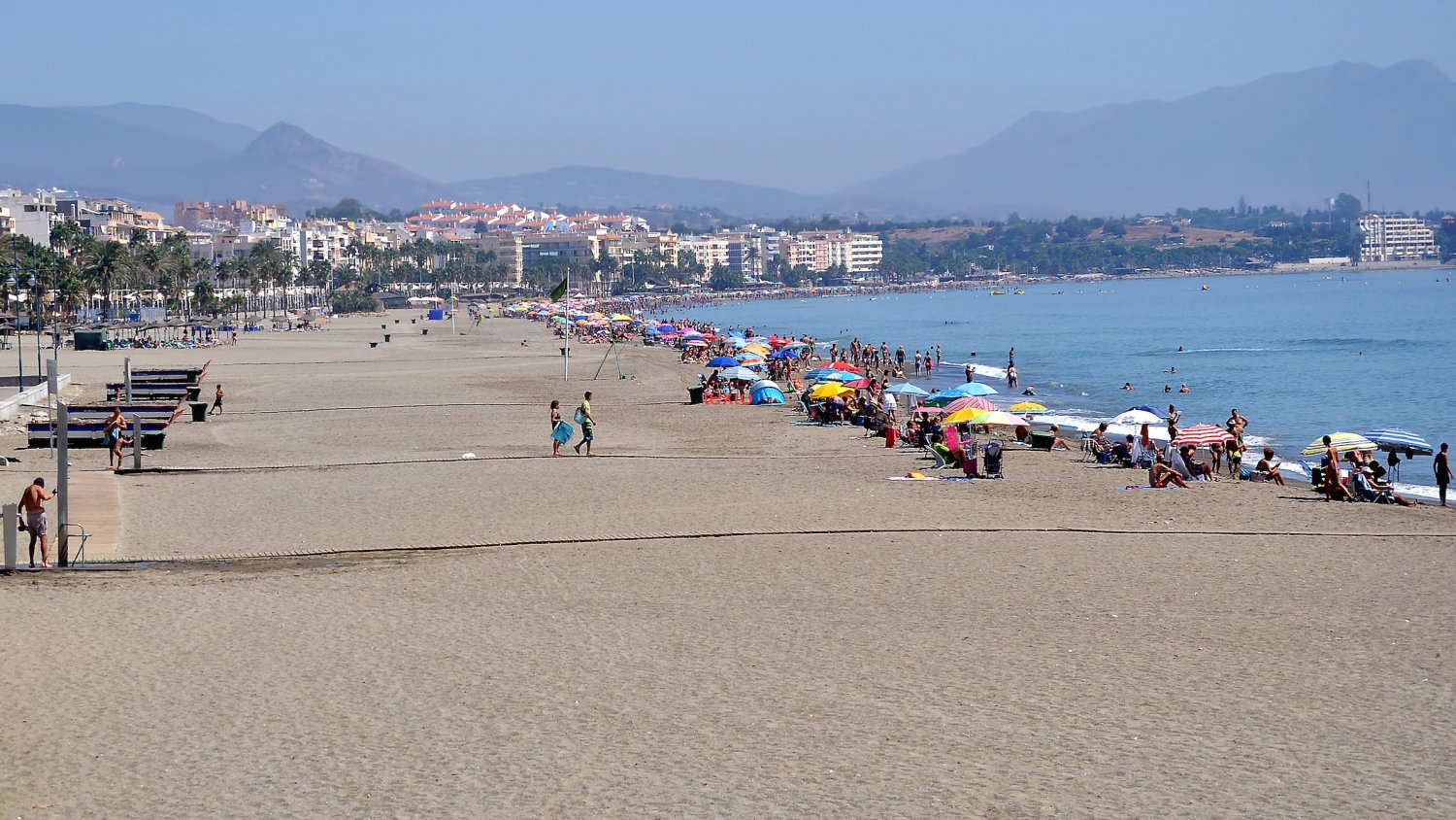 Estepona pone en marcha un barco para quitar medusas en el litoral