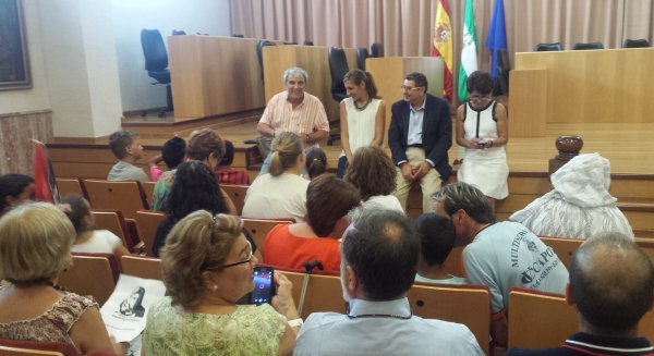 Ayuntamiento de Vélez-Málaga suscribe un acuerdo con la asociación Amigos del Pueblo Saharaui para sufragar parte de los costes del viaje