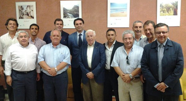 Fernández se reúne con la junta directiva de la Confederación Andaluza de Federaciones Deportivas para recibir e intercambiar propuestas