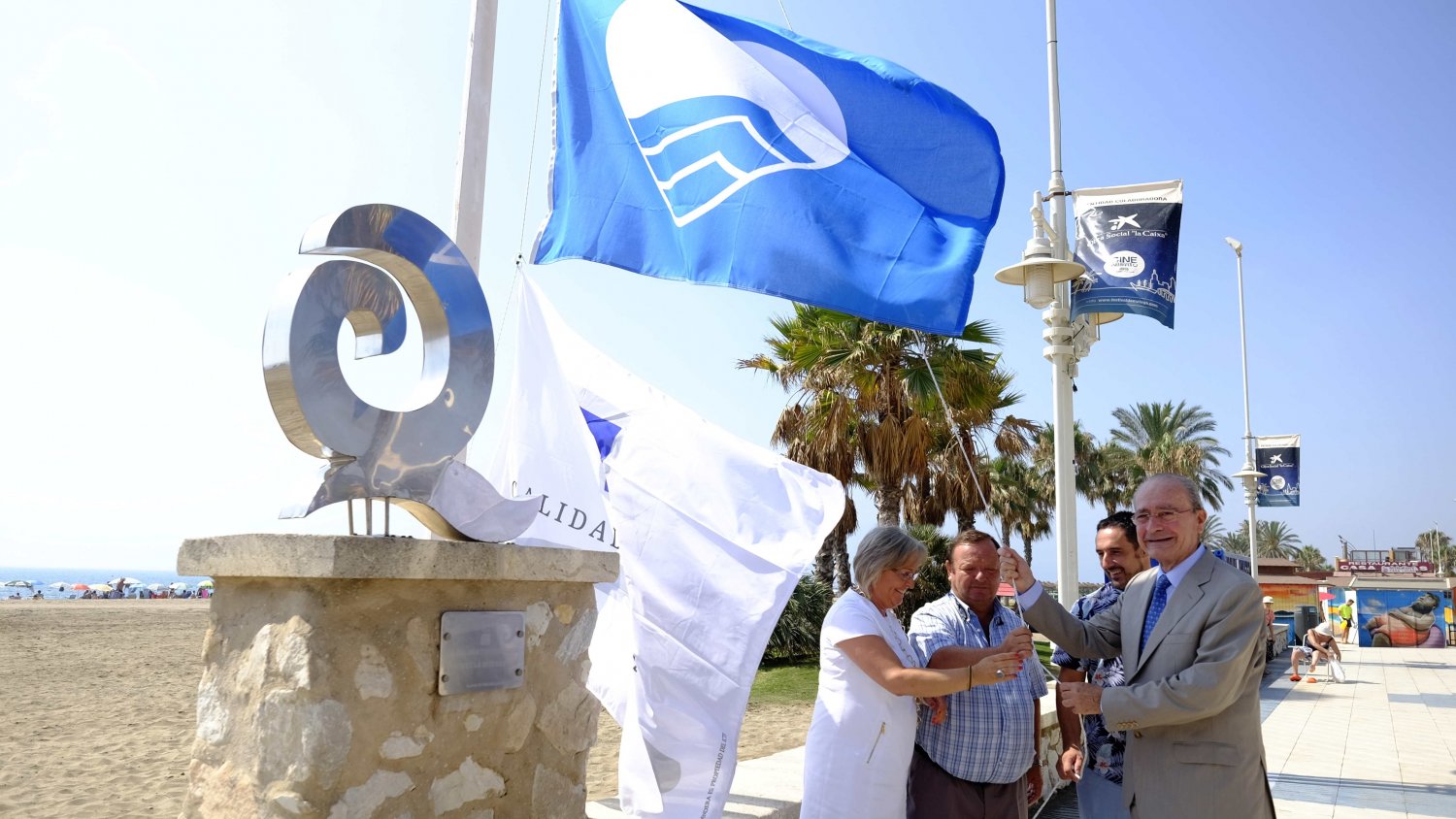 La playa de la Misericordia de la capital luce por primera vez la 'bandera azul'