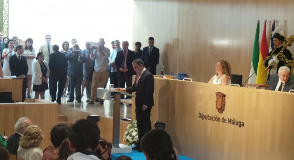 Elías Bendodo, investido presidente de la Diputación con los votos a favor de C's