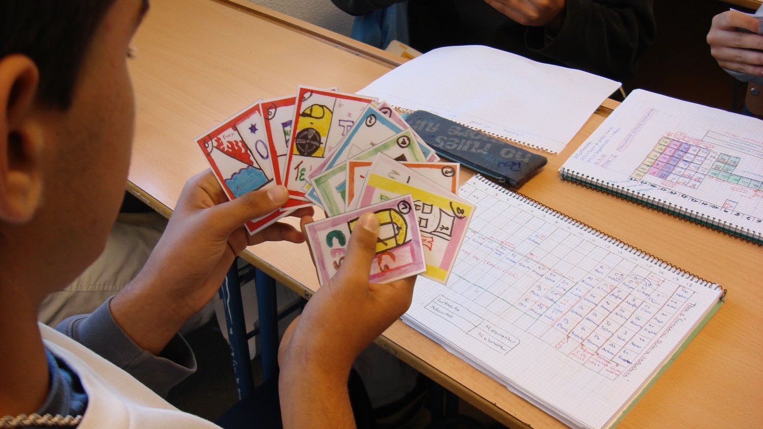 Profesores investigan el uso de juegos educativos para motivar el estudio de la química