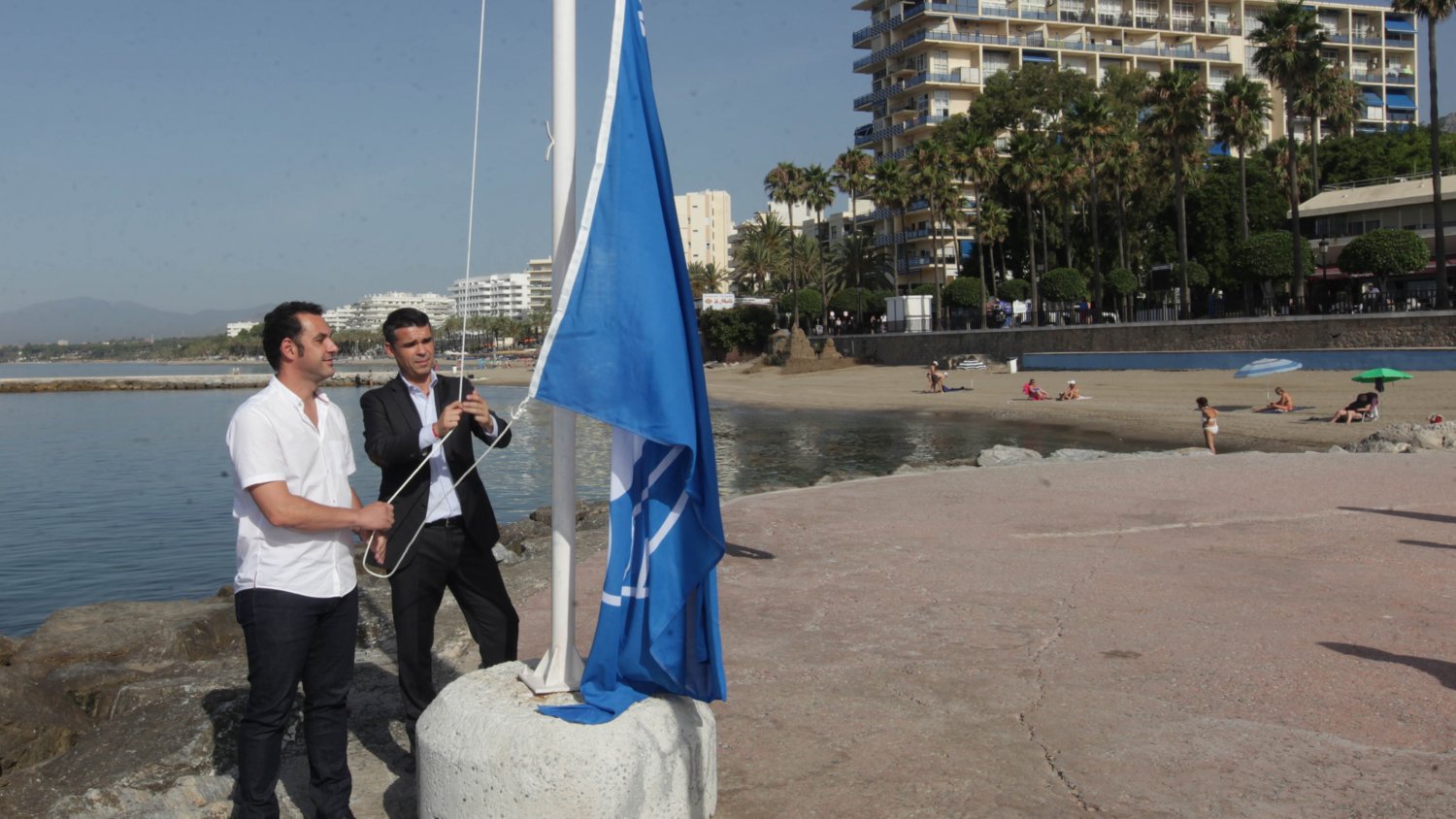 La Playa del Faro de Marbella posee desde este miércoles una 'bandera azul'