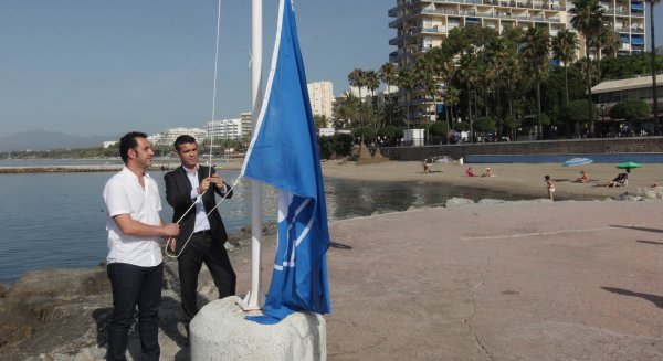 La Playa del Faro de Marbella posee desde este miércoles una 'bandera azul'
