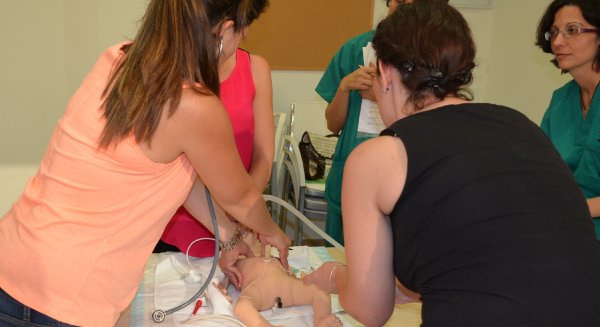 Hospital Quirón Málaga forma a su personal en reanimación cardiopulmonar neonatal
