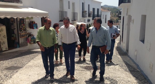 Concluyen las obras en la plaza de las Tres Culturas y de la rotonda de la calle Rosarico Joaquín de Frigiliana