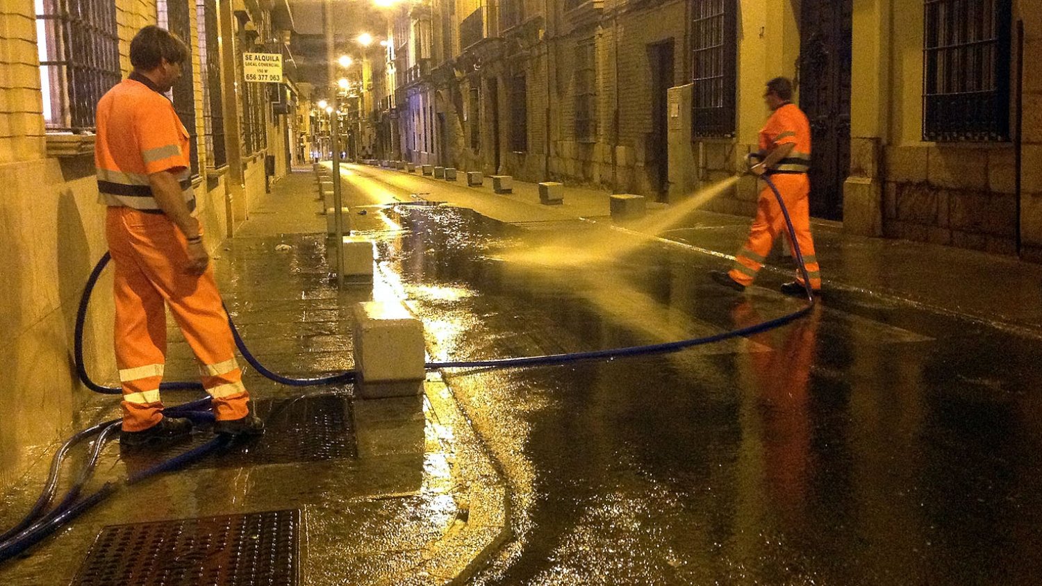 Antequera desarrolla una campaña especial de baldeo de calles y limpieza de contenedores