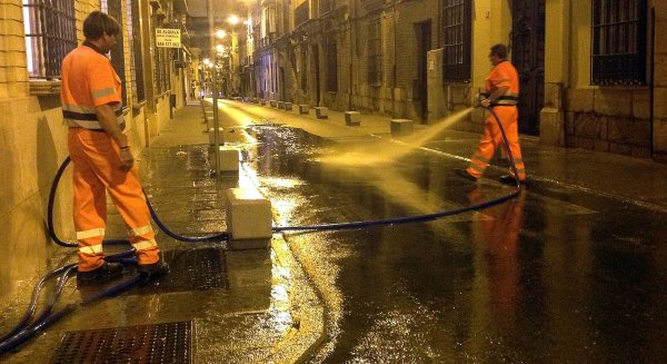 Antequera desarrolla una campaña especial de baldeo de calles y limpieza de contenedores