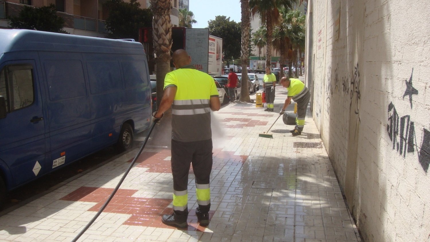 Torremolinos pone en marcha un plan de choque para la limpieza urbana de cara al verano