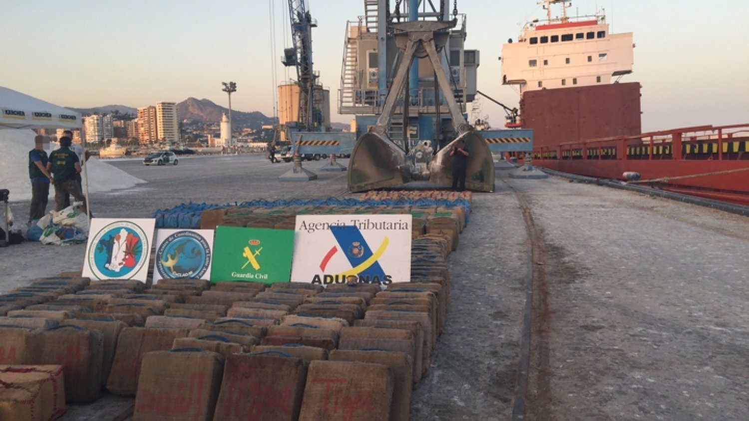 Interceptan un buque mercante con más de 15 toneladas de resina de hachís al sur de Málaga
