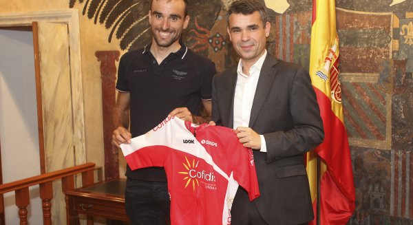 Bernal destaca la trayectoria deportiva del ciclista marbellí Luis Ángel Maté, que participa en el Tour de Francia