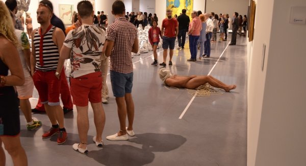 Marc Montijano reúne a 350 personas con su metamorfosis en las salas del Centre Pompidou Málaga