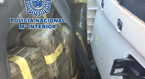 Detenido por llevar 48 kilos de hachís ocultos en las puertas de un vehículo