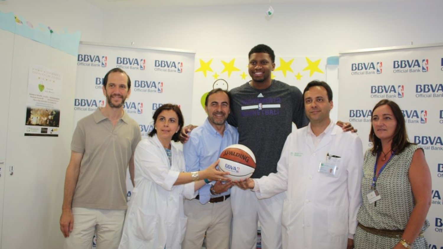El jugador de la NBA, Rudy Gay visita a los niños del Hospital Materno Infantil
