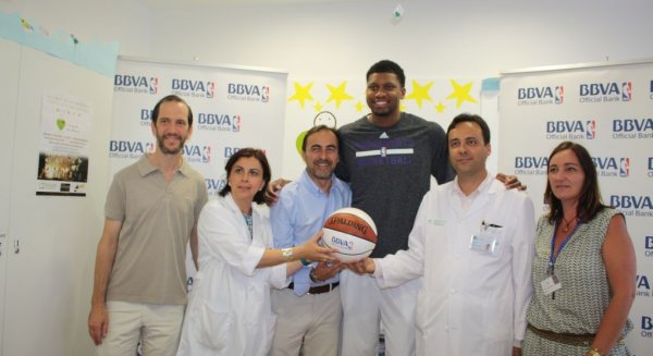 El jugador de la NBA, Rudy Gay visita a los niños del Hospital Materno Infantil