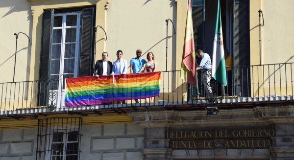 La Junta despliega la bandera arcoíris con motivo del Día del Orgullo LGBT