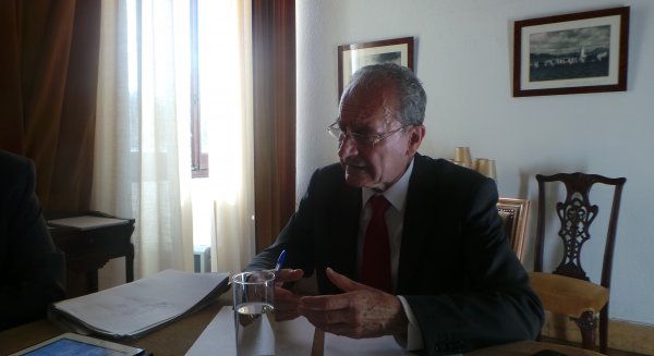 De la Torre no asegura la bajada de sueldos a los cargos directivos pero dice que 