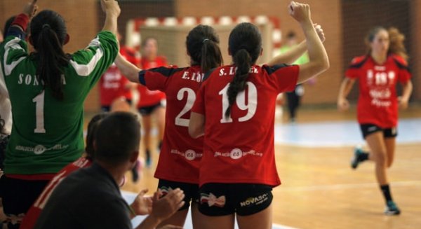 El Balonmano Clínicas Rincón seguirá en División de Honor la temporada 2015/16