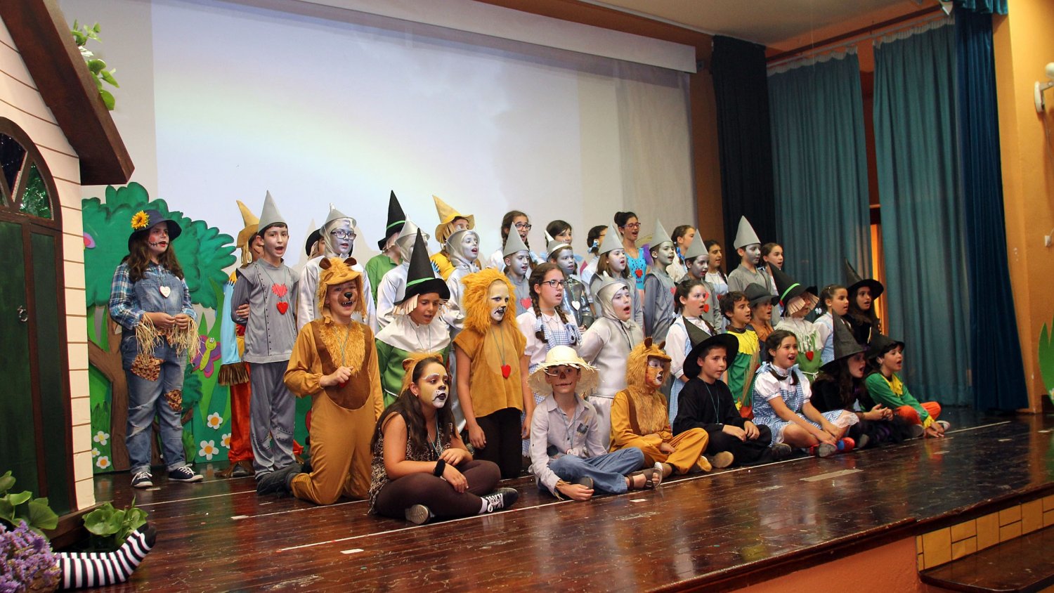 Unos 200 alumnos representan un musical benéfico del 'Mago de Oz'