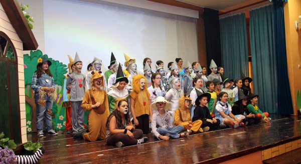 Unos 200 alumnos representan un musical benéfico del 'Mago de Oz'