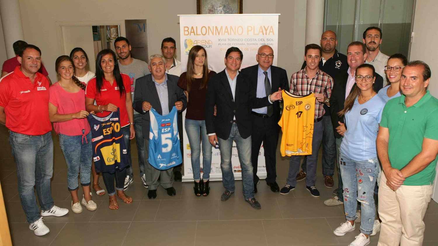 Un total de 1.280 jugadores participarán en los torneos de balonmano playa DYE en Torrox Costa y Fuengirola