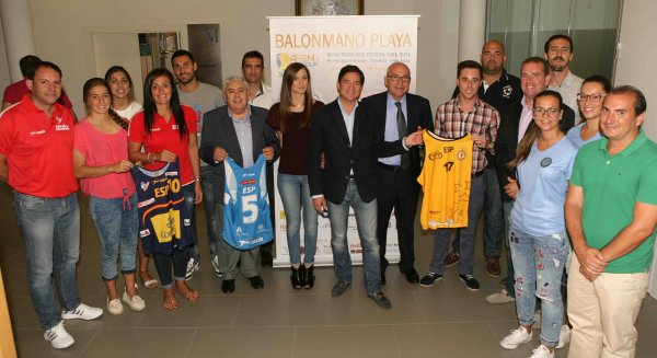 Un total de 1.280 jugadores participarán en los torneos de balonmano playa DYE en Torrox Costa y Fuengirola