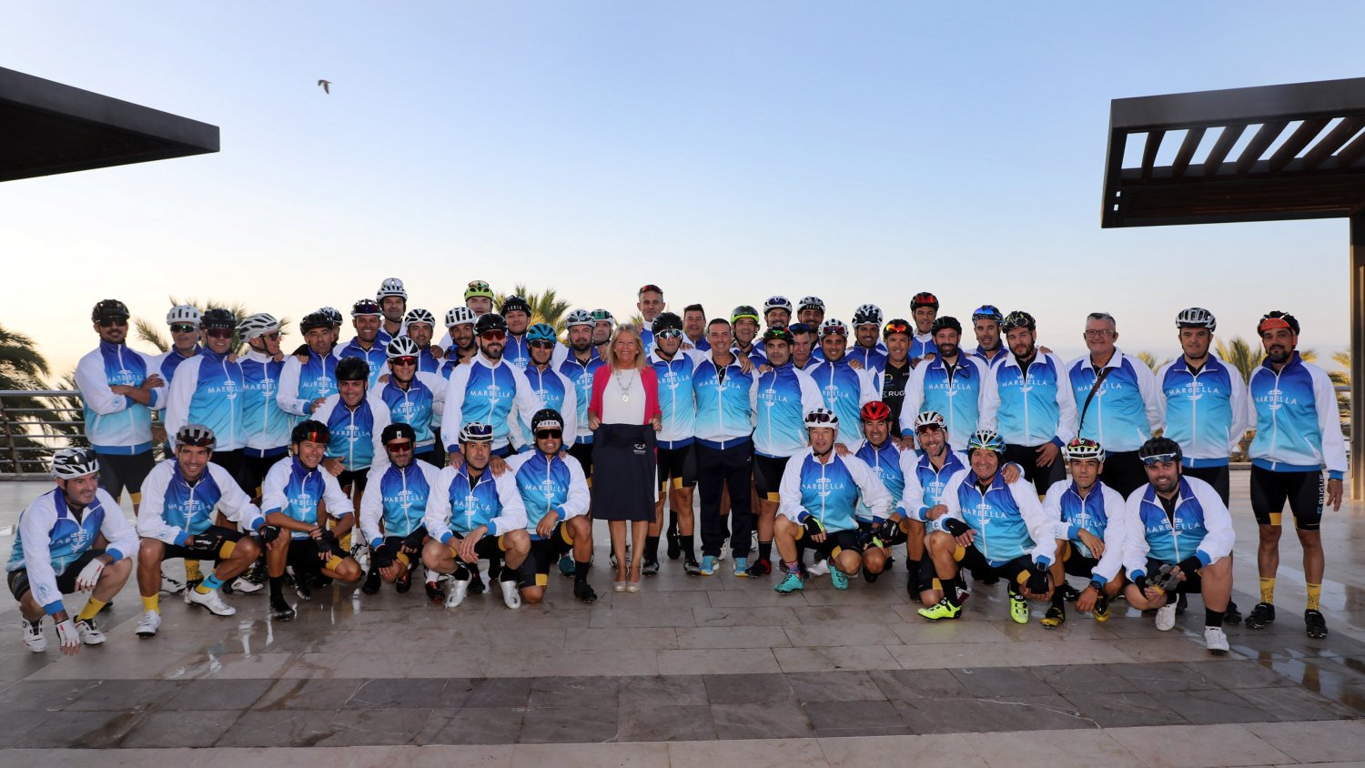 La alcaldesa arropa al Club Ciclista Marbella en su salida al Rocío y destaca “la dimensión promocional”