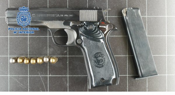 La Policía Nacional detiene a tres personas por la tenencia ilícita de armas de fuego
