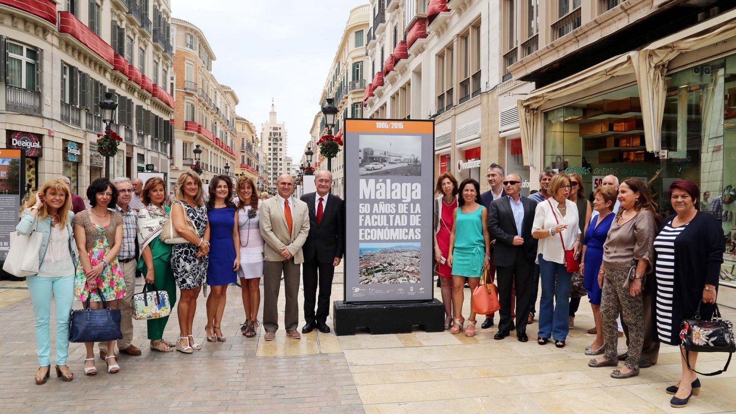 Una exposición en la calle Larios recorre en 25 paneles el pasado de la Facultad de Económicas de la UMA