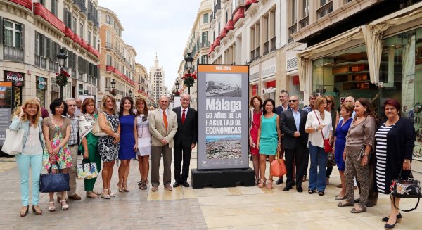 Una exposición en la calle Larios recorre en 25 paneles el pasado de la Facultad de Económicas de la UMA