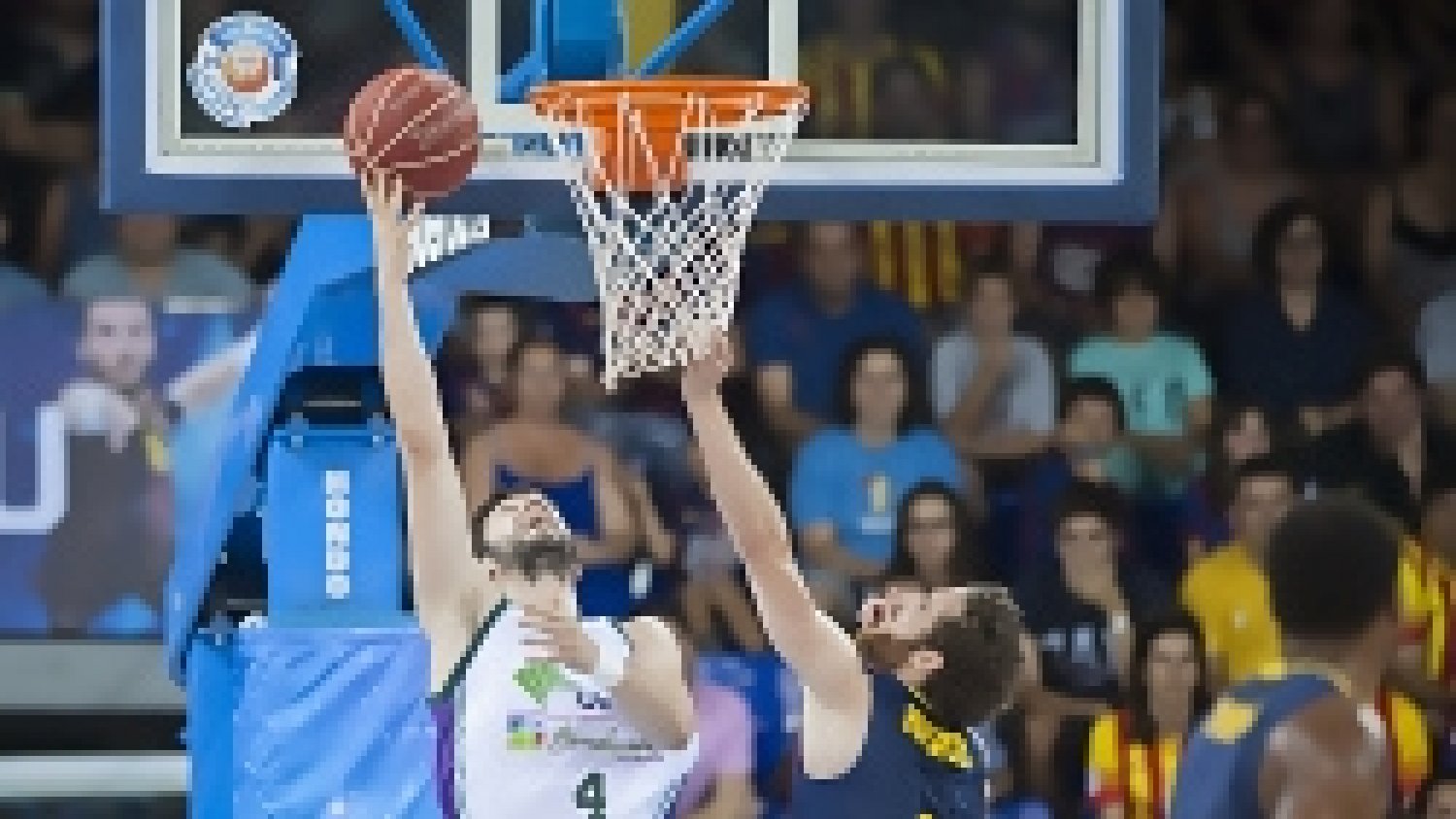 Unicaja cae ante el FC Barcelona por un ajustado 77-74