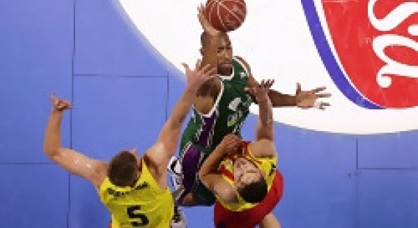 Unicaja vence al FC Barcelona (77-66) y fuerza el quinto encuentro