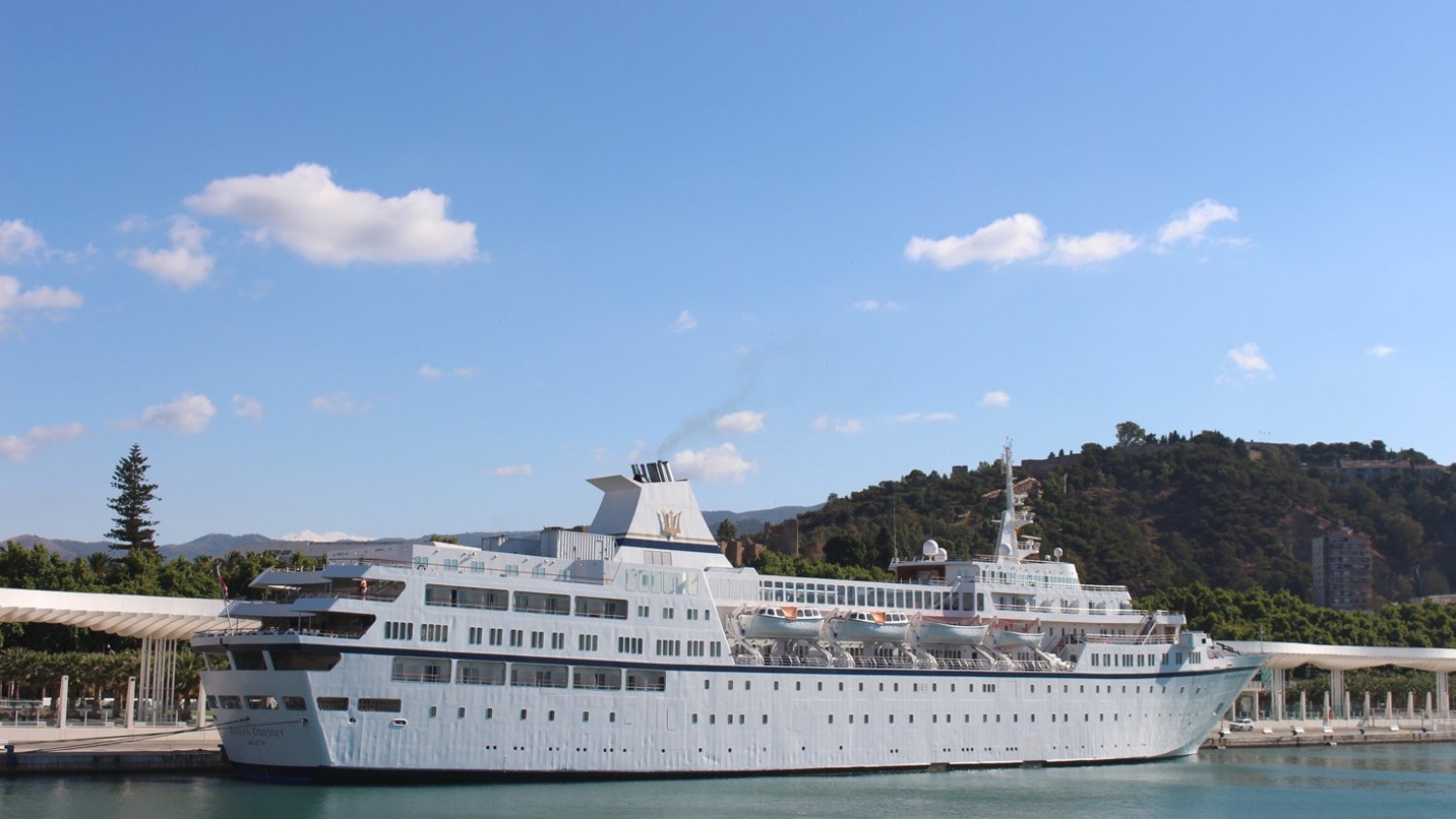 El buque de crucero 'Aegean Odyssey' realiza su escala inaugural en el puerto