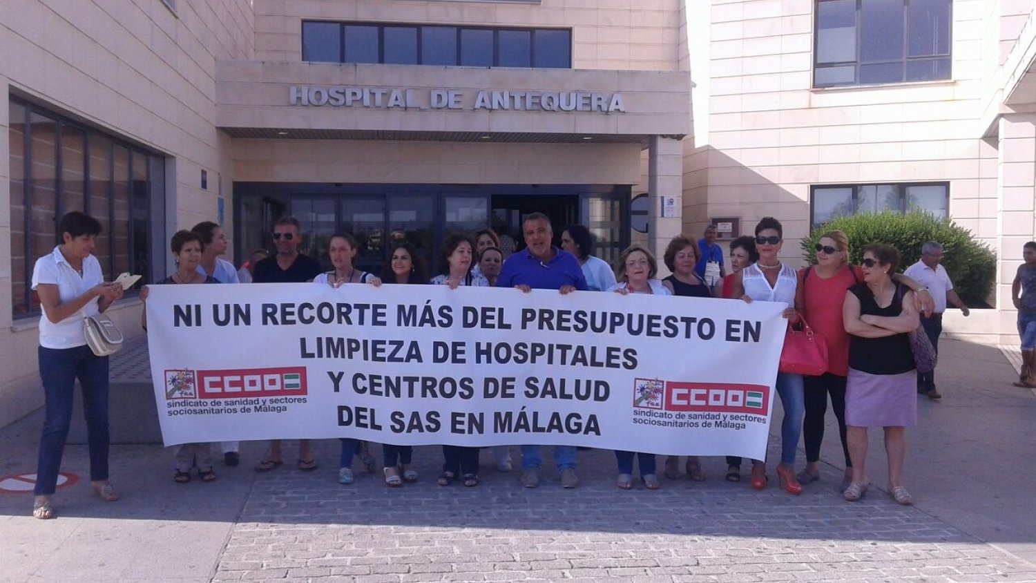 Más de 200 personas se concentran en los hospitales malagueños contra el recorte de la limpieza
