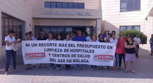 Más de 200 personas se concentran en los hospitales malagueños contra el recorte de la limpieza