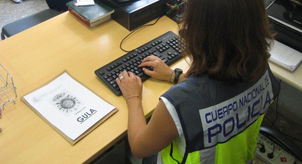 Detenidos por usar los datos de la tarjeta de clientes para comprar por Internet cupones para restaurantes