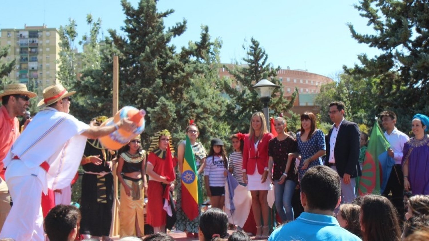 Mil alumnos participan en la I Feria intercultural del proyecto intercentros de 'Escuela: espacio de paz'