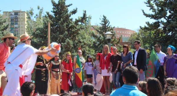 Mil alumnos participan en la I Feria intercultural del proyecto intercentros de 'Escuela: espacio de paz'