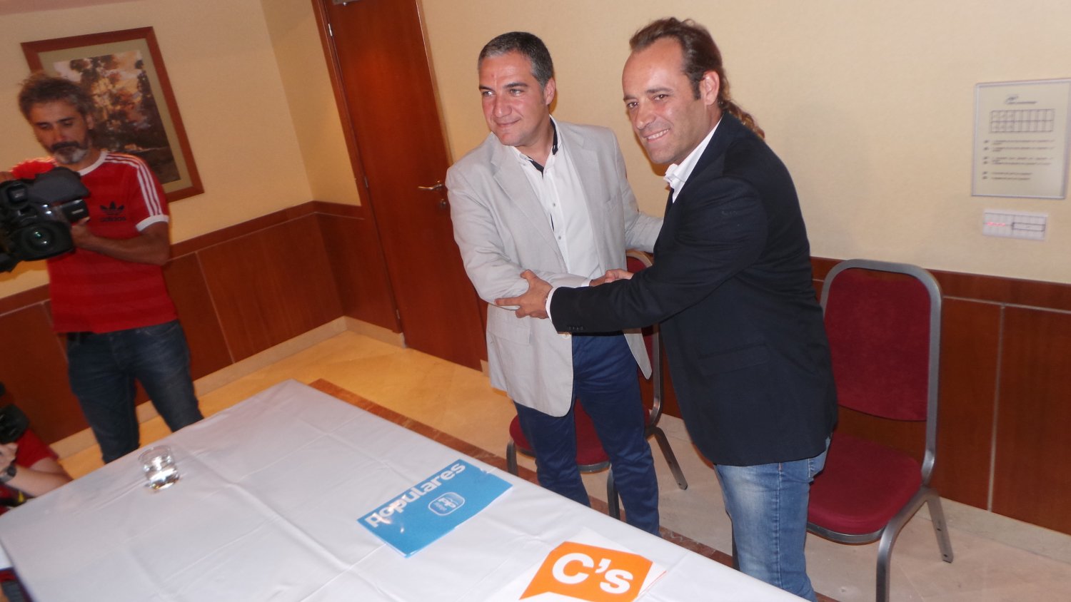 PP y C's firman los documentos para poner las bases de los posibles acuerdos electorales