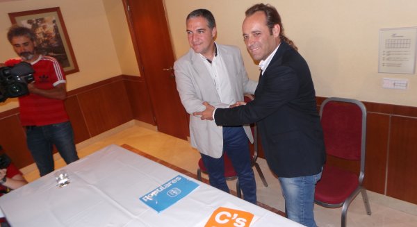 PP y C's firman los documentos para poner las bases de los posibles acuerdos electorales