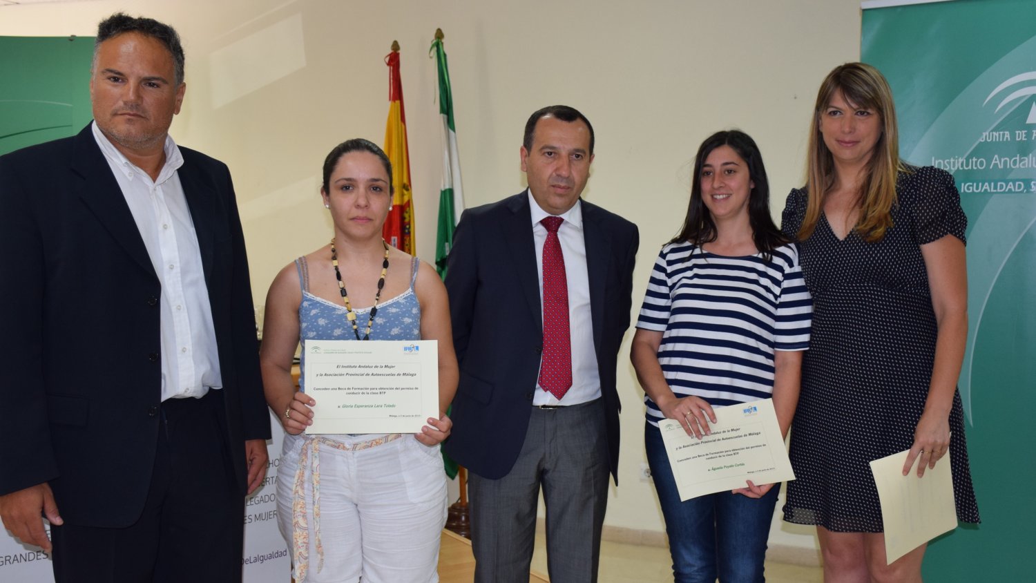Junta y asociación provincial de autoescuelas entregan 26 becas de formación a mujeres en riesgo de exclusión y víctimas de violencia