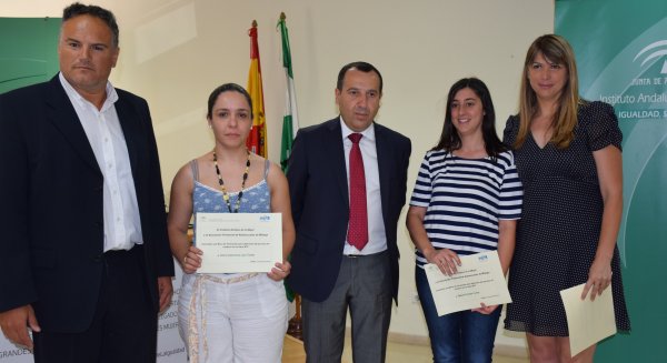 Junta y asociación provincial de autoescuelas entregan 26 becas de formación a mujeres en riesgo de exclusión y víctimas de violencia