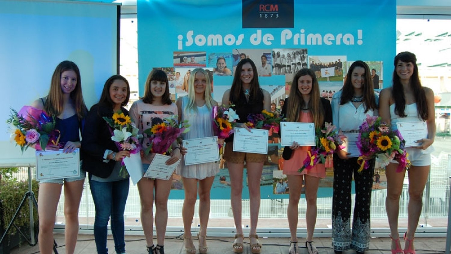 El Real Club Mediterráneo homenajea a su equipo femenino de natación y al máster Joaquín Canales