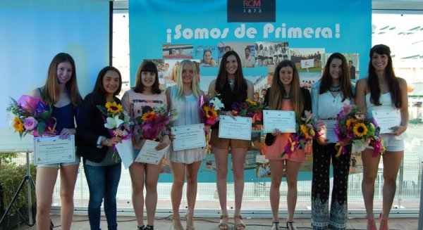 El Real Club Mediterráneo homenajea a su equipo femenino de natación y al máster Joaquín Canales