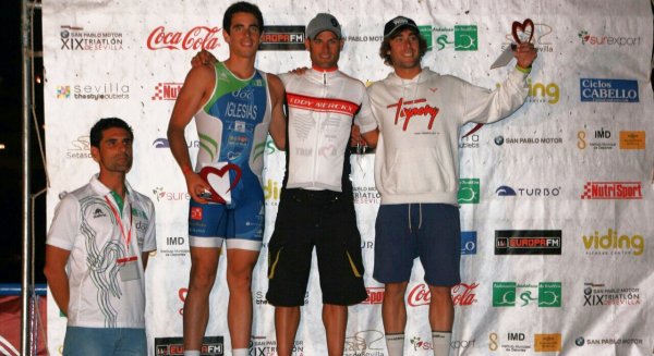 El equipo de triatlón del Real Club Mediterráneo, campeón de Andalucía de media distancia