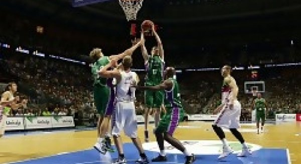 El Unicaja vence al Laboral Kutxa y jugará las semifinales contra el Barcelona
