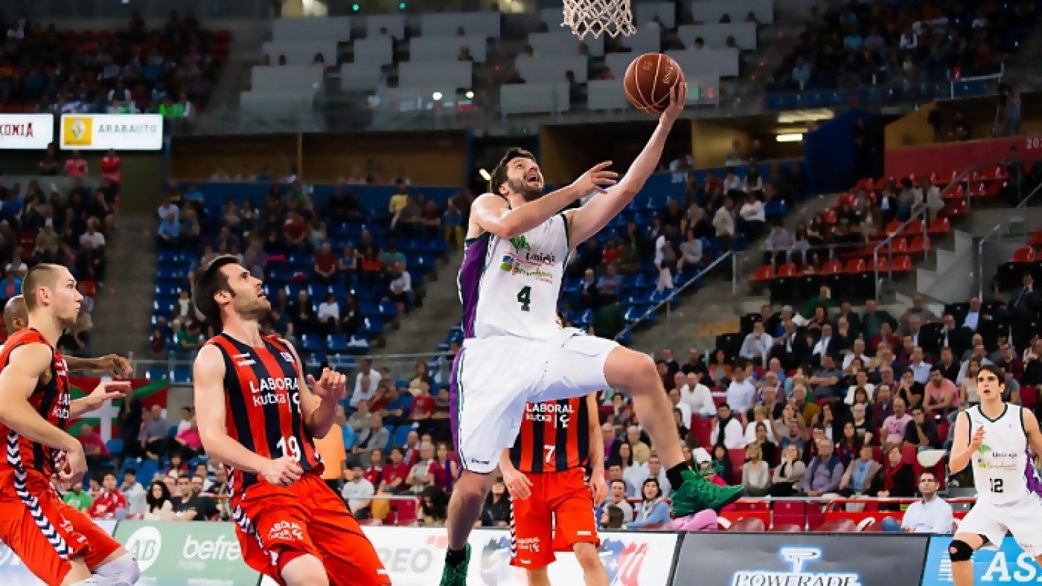Unicaja cae en Vitoria y se la jugará en el Carpena