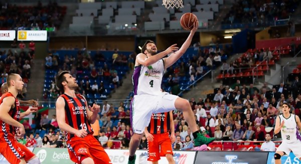 Unicaja cae en Vitoria y se la jugará en el Carpena